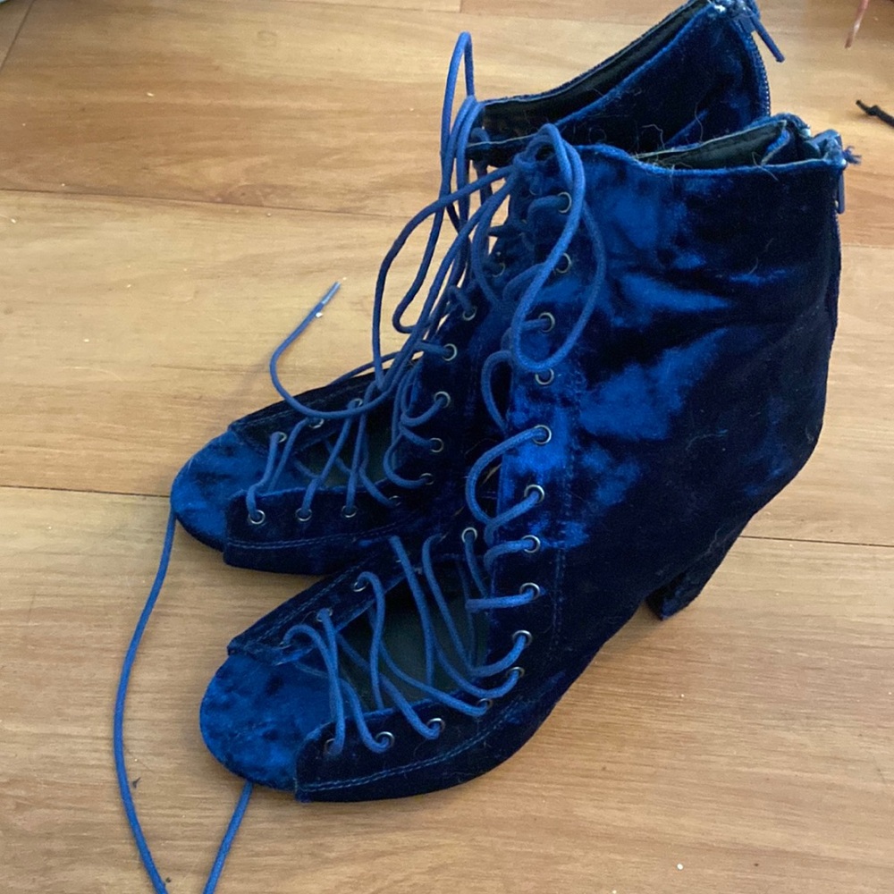 New lace up velvet booties